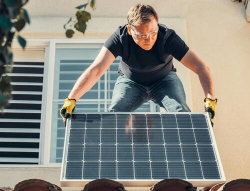 Snížení dotací ochladilo zájem o fotovoltaiku. Více však zákazníkům vadí omezení přetoků