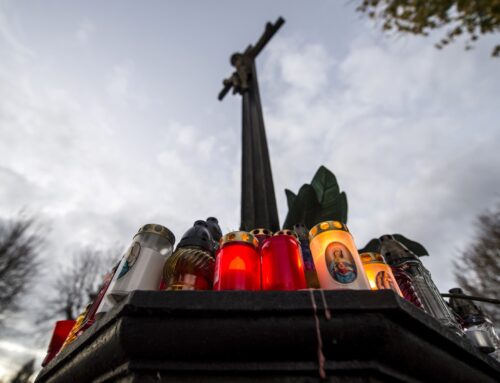 Většina hřbitovních dekorací končí ve spalovně nebo na skládce. Zesnulé lze přitom uctít i bez „věcí“