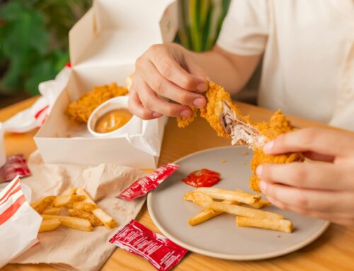 Kuře z českého KFC žilo mnohem hůře než to z francouzského, upozorňuje srovnání fastfoodů